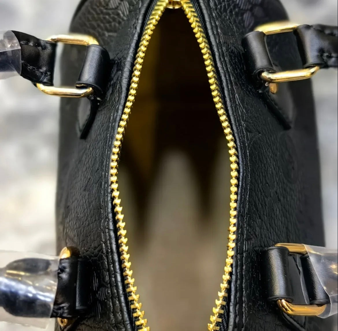 LOUİS VUİTİON Elegant Black Leather Handbag – Unisex Style