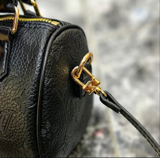 LOUİS VUİTİON Elegant Black Leather Handbag – Unisex Style