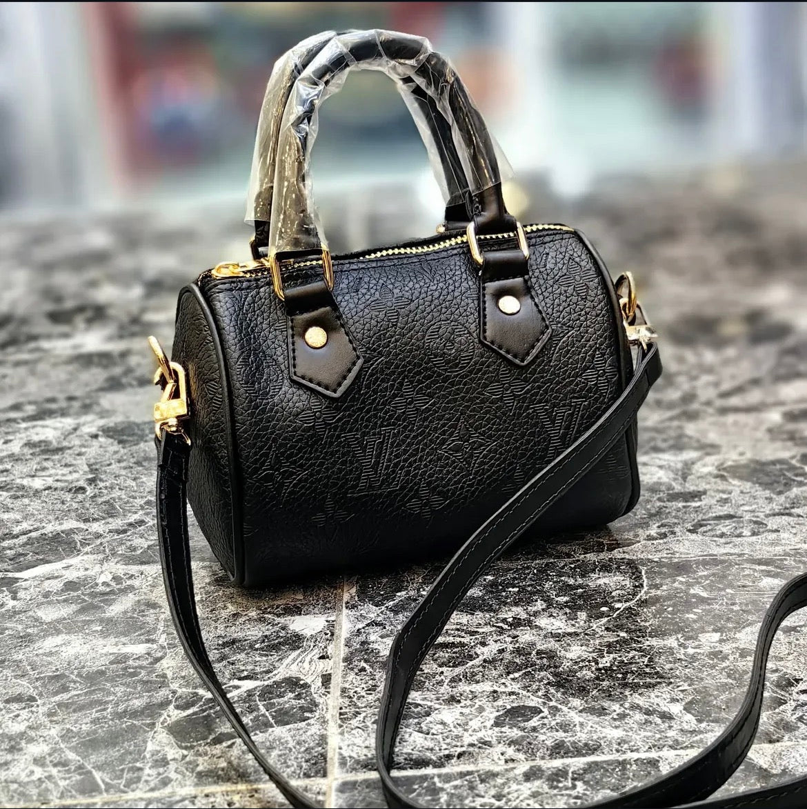 LOUİS VUİTİON Elegant Black Leather Handbag – Unisex Style